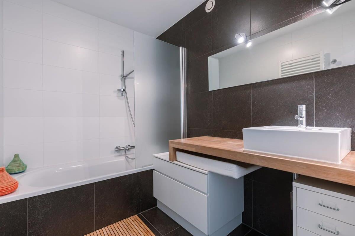 Bright Apartment Nearby The Beach In De Haan Bagian luar foto